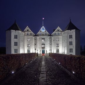 [Translate to Dänisch:] Schloss Glücksburg in der Dunkelheit